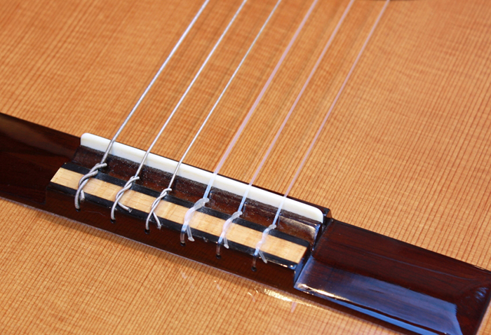 Как правильно выбрать струны для акустической гитары