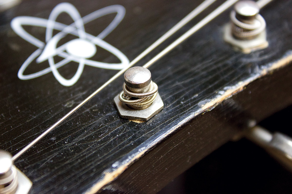Почему дребезжат струны на акустической гитаре: причины и решения проблемы